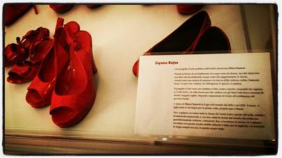 Mostra Zapatos Rojos di Elina Chauvet situata nella biblioteca comunale di Sinnai (Sardegna).
