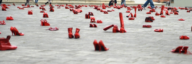 Progetto d'arte pubblica Zapatos Rojos di Elina Chauvet. (Sinnai 8 marzo 2015)